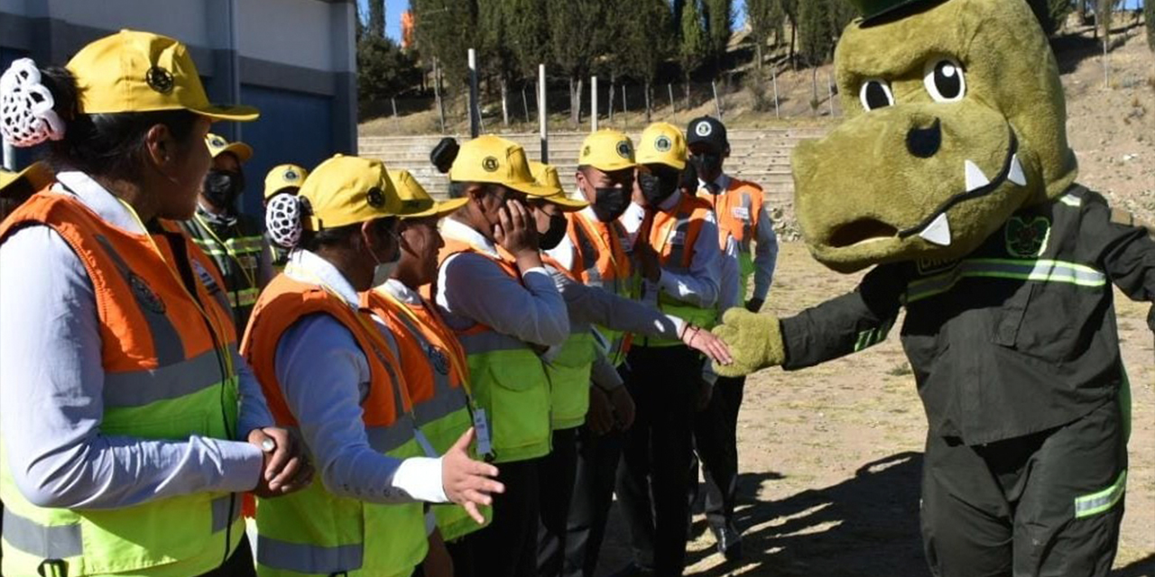 Los estudiantes saludan a Dino. Foto: Seguridad ciudadana