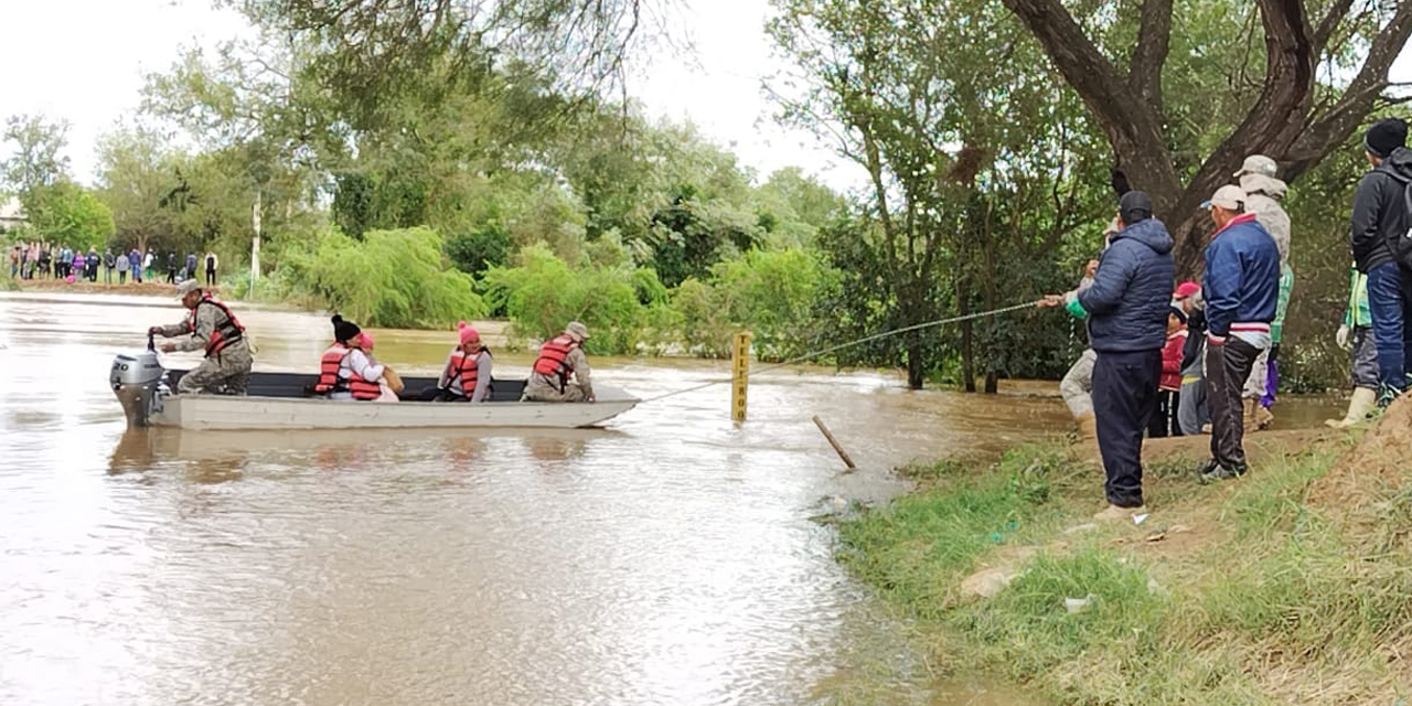 Evacúan a personas en Cuatro Cañadas. | Foto: Defensa Civil