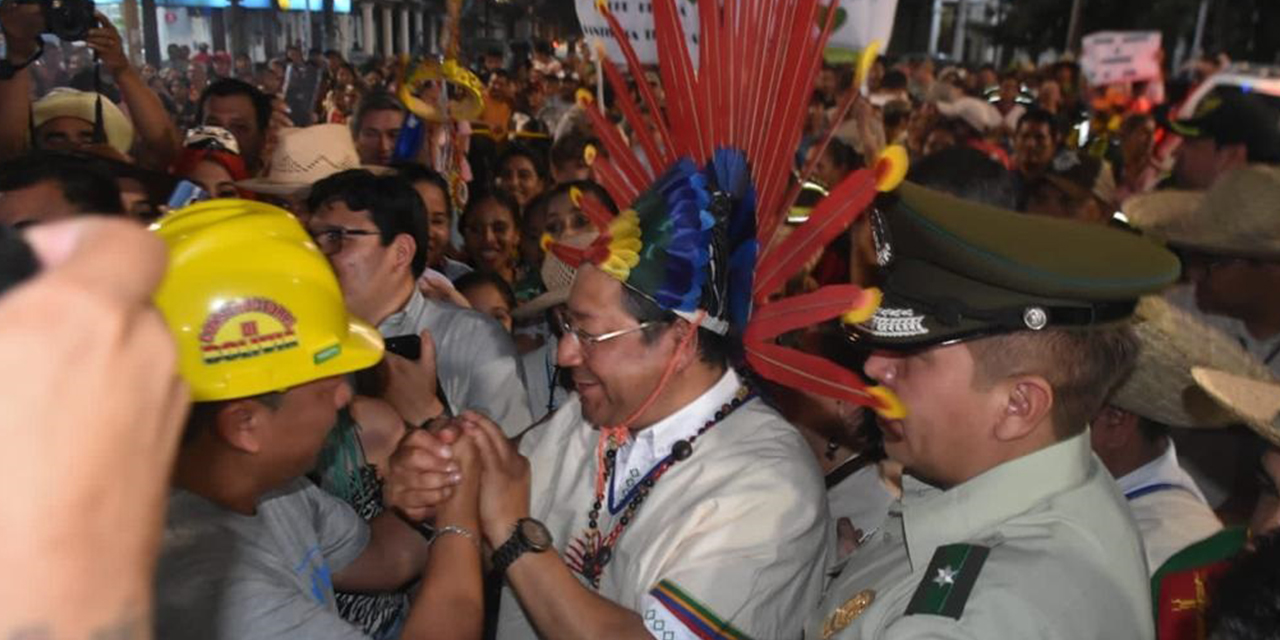 El presidente Luis Arce saluda a la población en la Chope Piesta  Santísima Trinidad 2023. (Fotos: Presidencia)