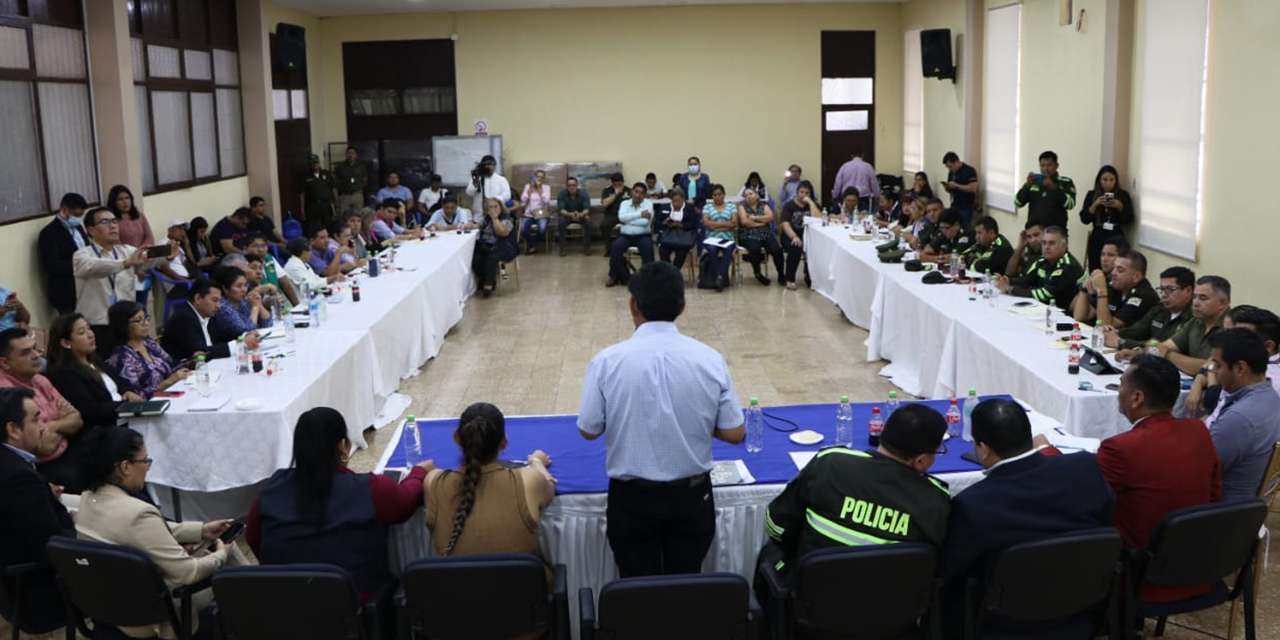 El ministro de  Educación, Édgar Pary, lidera la  primera reunión de la Comisión  Multidisciplinaria. (Foto: Ministerio de Educación)