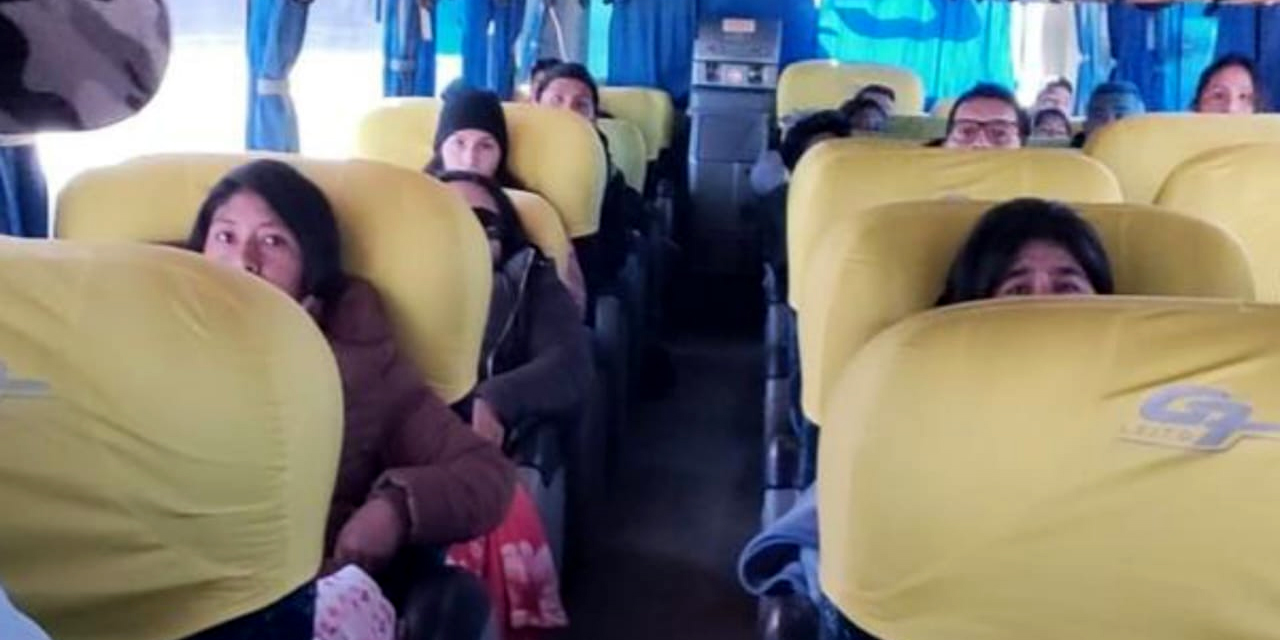 Pasajeros durante una inspección de la ATT.