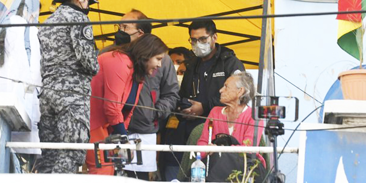 La viceministra Alejandra Hidalgo dialoga con Amparo Carvajal en el lugar donde se instaló una huelga. Fue el jueves.