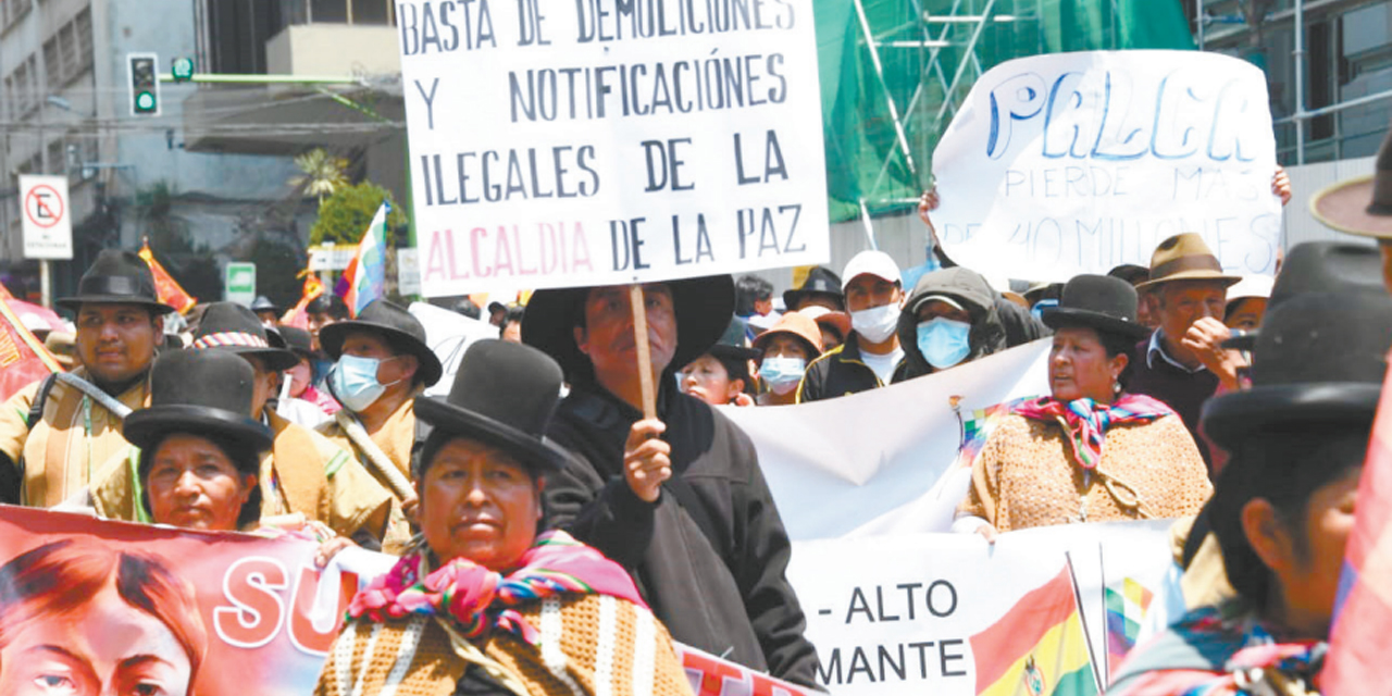 Vecinos de barrios paceños en protesta contra el alcalde Iván Arias.