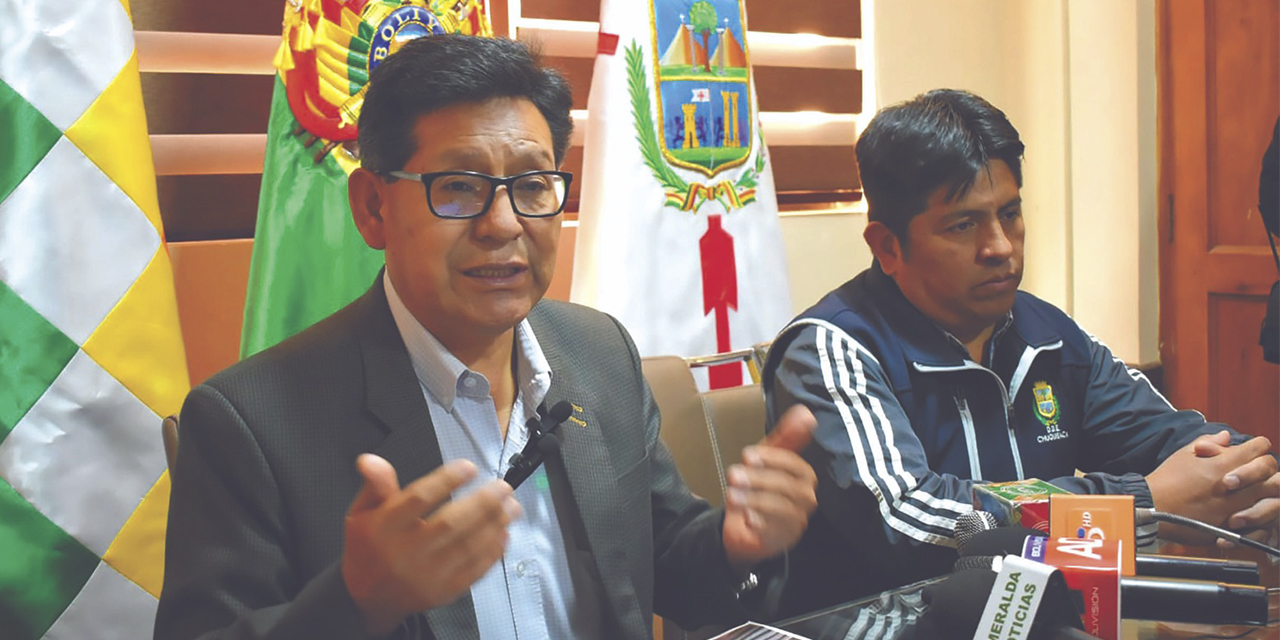 Autoridades educativas durante un encuentro con los medios. (Foto: Ministerio de Educación)