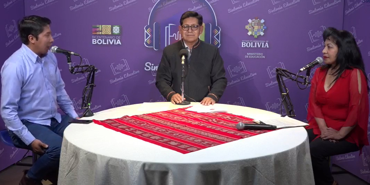 El ministro de Educación, Edgar Pari, inauguró las emisiones de la radio.Foto: Ministerio de Educación