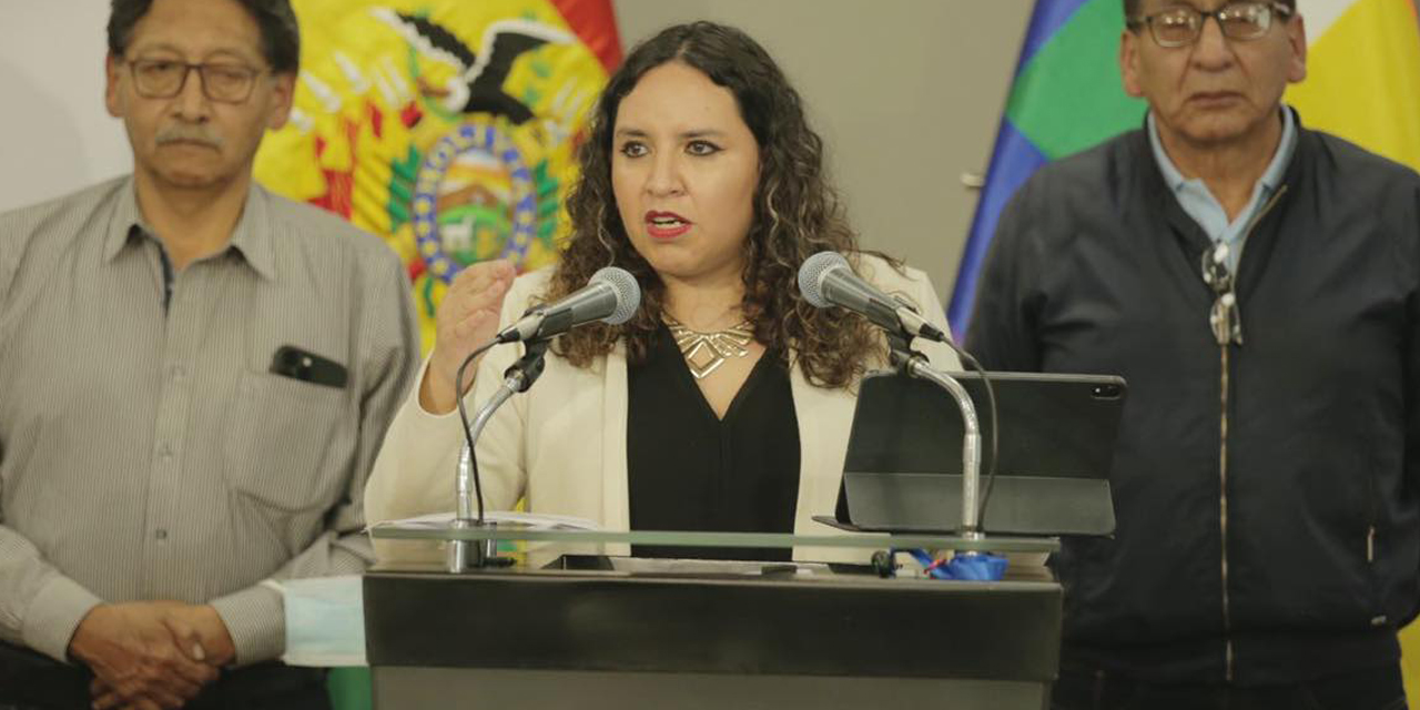 La ministra de Salud, María Renée Castro, encargada de la entrega de ítems. | Foto: Min Salud