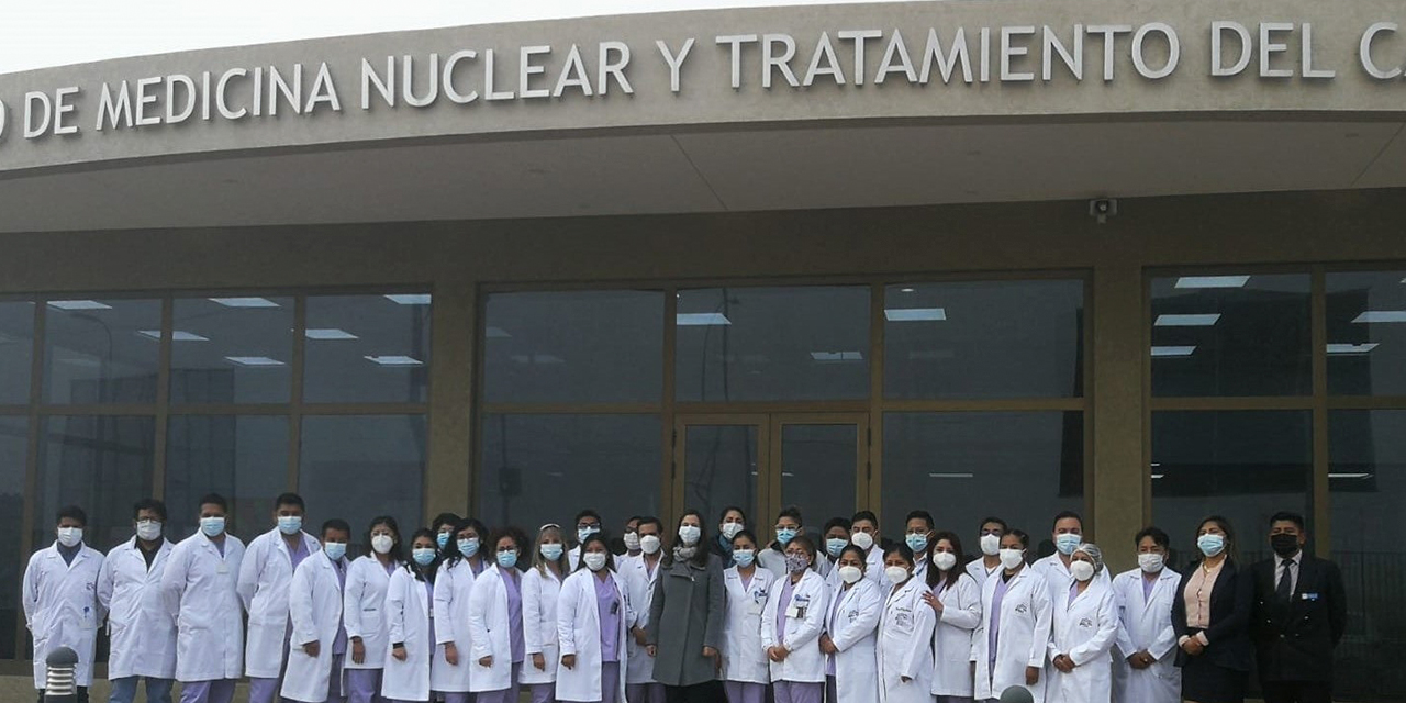 La directora de la Agencia Boliviana de Energía Nuclear, de la que depende el CMNyTC, junto al personal de la institución.  FOTO: ABEN