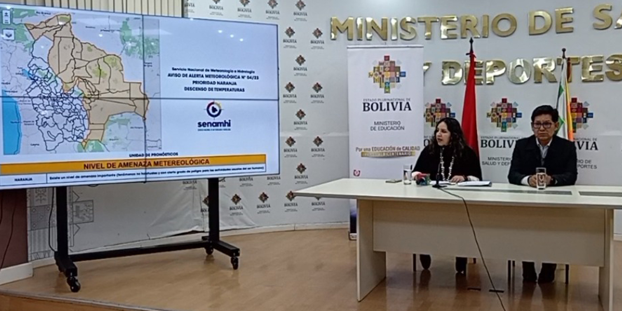 La ministra de Salud, María Renée Castro, recibe una de las vacunas.