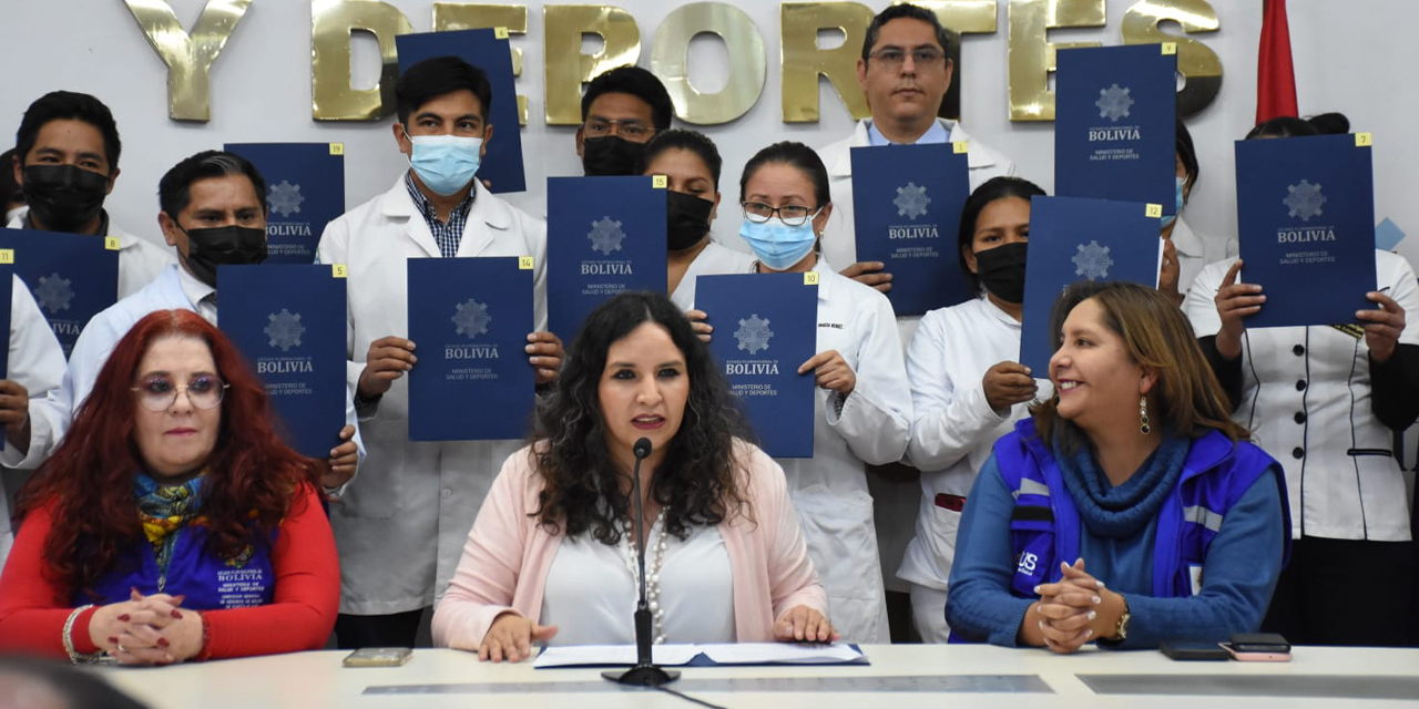 Entrega de ítems de reposición para fesirmes con la participación de la ministra de Salud, María Reéne Castro. | Foto: Jorge Mamani