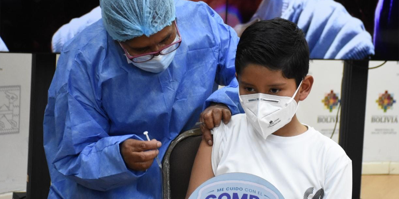 Un niño es inmunizado contra la influenza y el Covid-19.