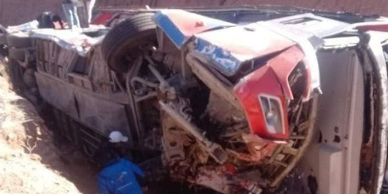 Así quedó el bus que se trasladaba de Sucre a Potosí.