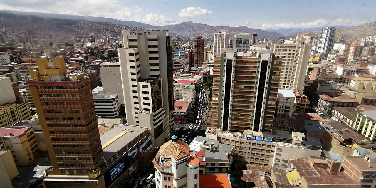 Gran cantidad de edificios en La Paz aún tributan como si fueran terrenos. (Foto: Jorge Mamani)