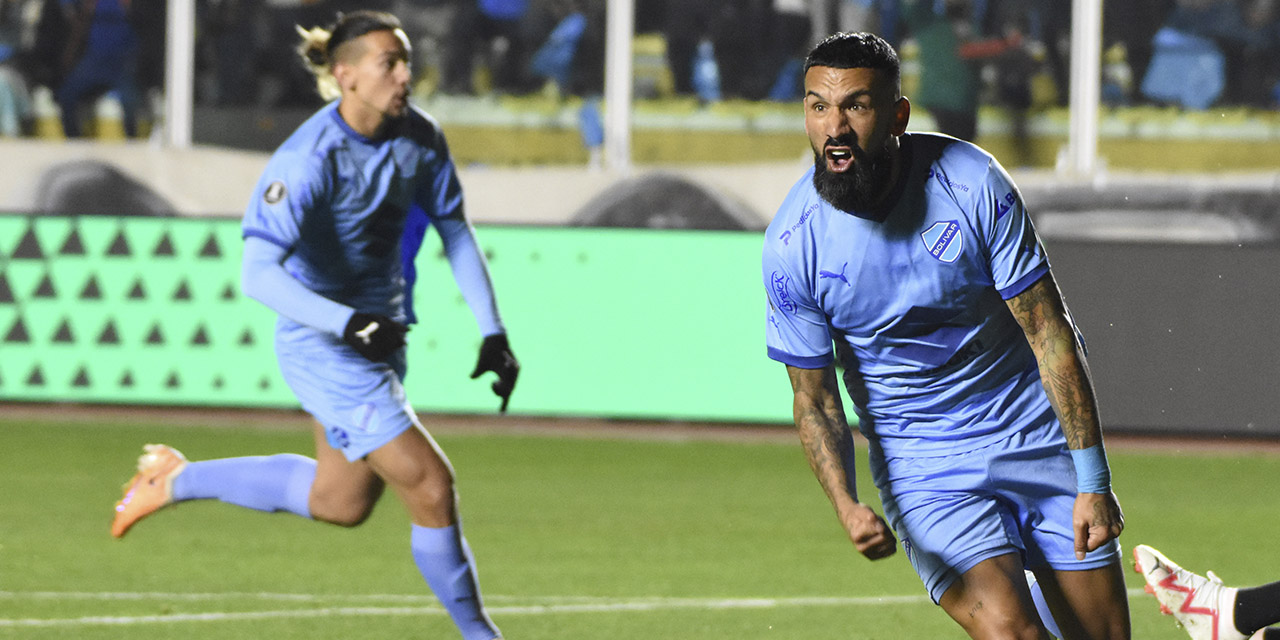 Una incidencia del partido entre Bolívar vs Athletico Paranaense. (Foto: Jorge Mamani)