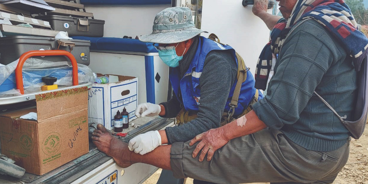 Personal de salud atiende a una persona. (Foto: Ministerio de Salud)