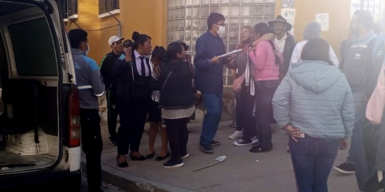 Familiares de la estudiante fallecida, en el centro de salud.