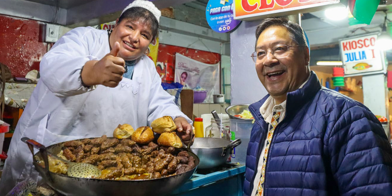 El presidente Luis Arce con una de las caseritas de Las Velas