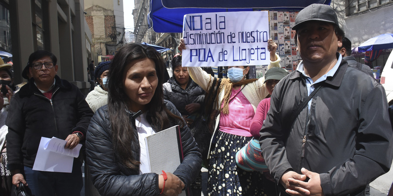 Vecinos protestan en las puertas de las oficinas municipales. (Foto: Gonzalo Jallasi)
