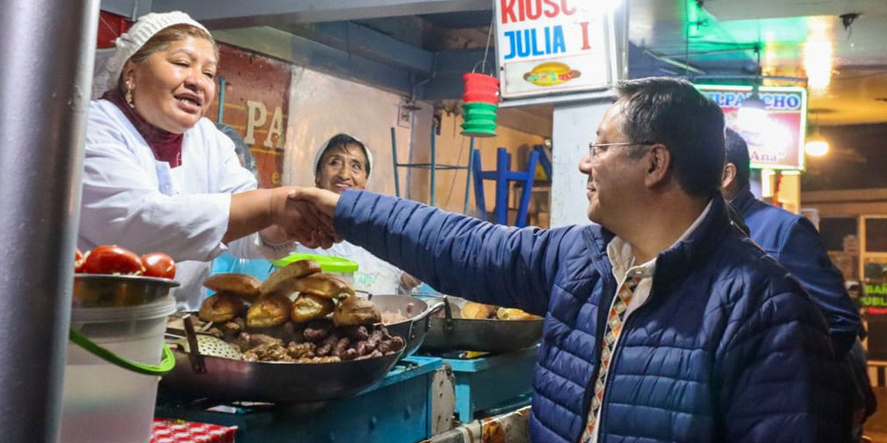 El presidente Luis Arce visita el tradicional mercado Las Velas, en La Paz.