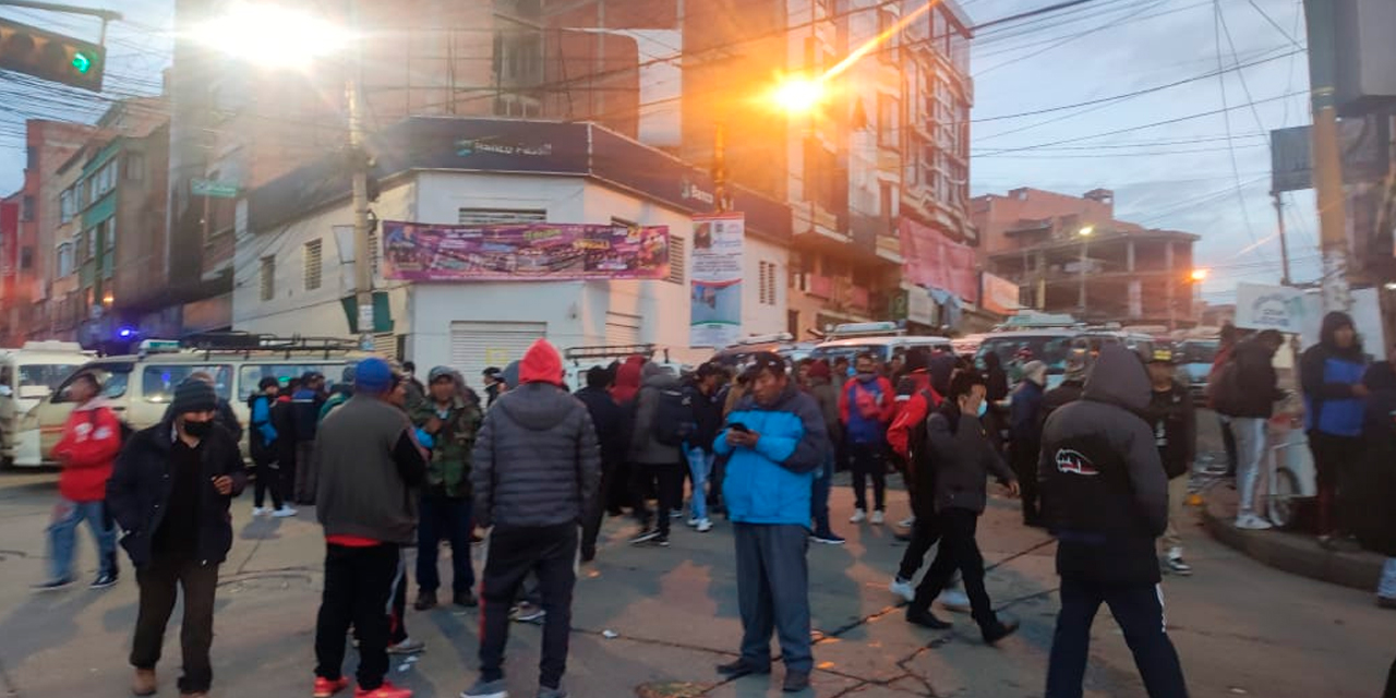 Chóferes salieron a bloquear esquinas con sus vehículos en la zona Ballivián de la ciudad de El Alto. Foto: ABI.