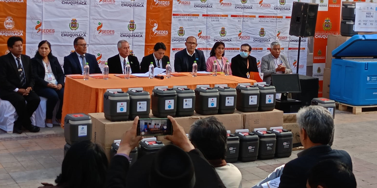 Autoridades ministeriales y departamentales, durante la entrega. (Foto: Ministerio de salud)