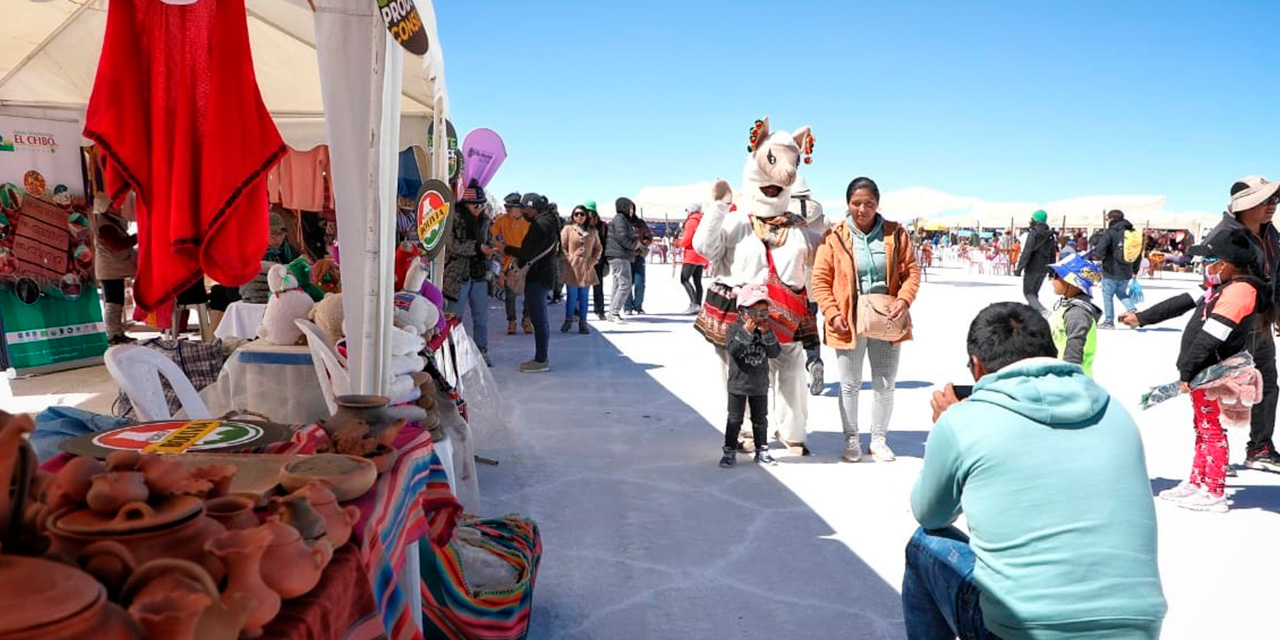 Artesanos en diferentes ramas exponen sus productos en el salar de Uyuni. Foto: MDPyEP