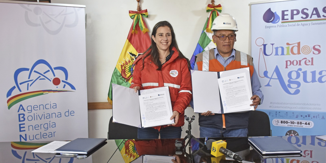 La directora de la ABEN, Hortensia Jiménez, y el interventor de EPSAS, Jaime Gutiérrez, luego de la firma del convenio. | Foto: ABEN