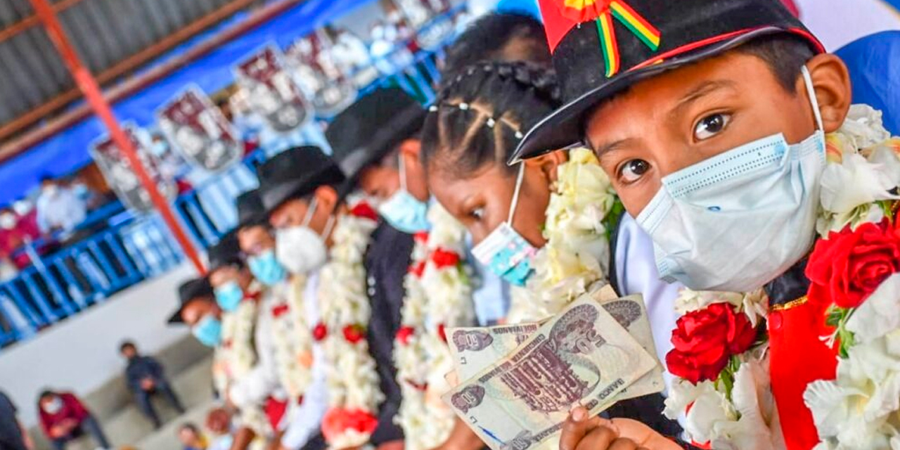 Un niño fue beneficiado con los Bs 200 que entrega el Gobierno a los estudiantes que asisten regularmente a clases. | Foto: RRSS