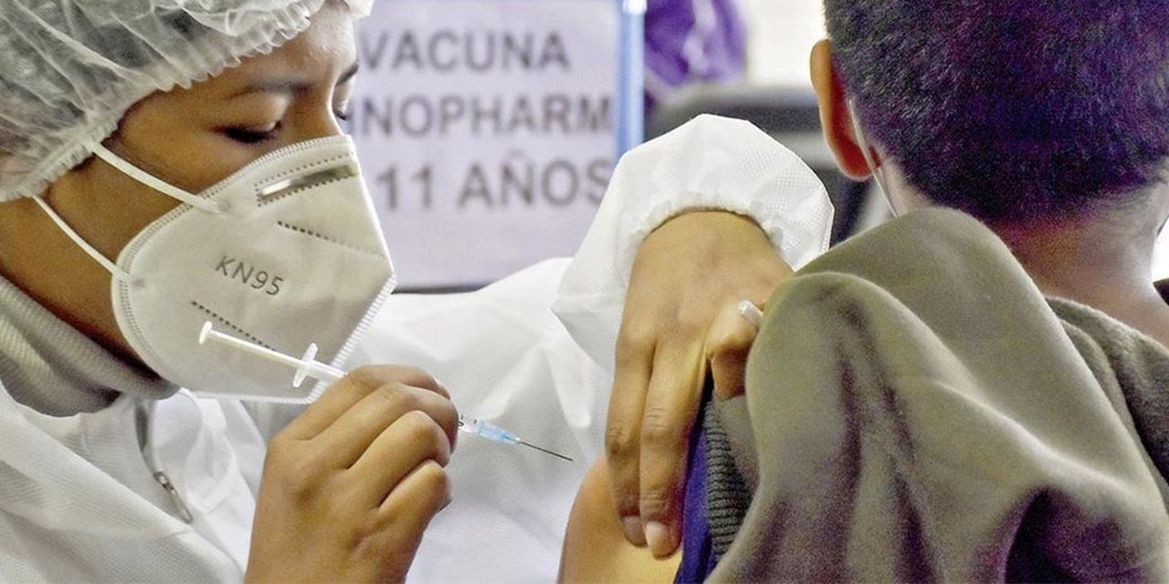 Una persona se vacuna contra el Covid-19. 