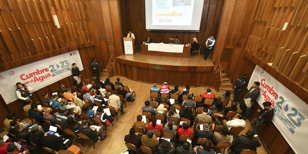 La alcaldía paceña organizó la Cumbre del Agua, a la que no asistieron otros niveles de gobierno.