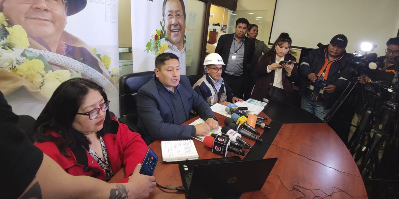 Conferencia de prensa del viceministro de Agua, Bernardo Nina.