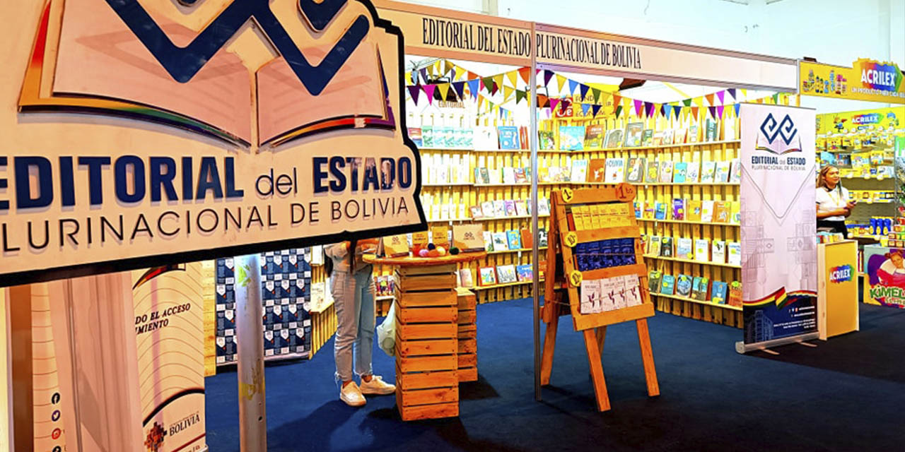 Stand de la Editorial del Estado en una feria internacional del libro. Foto: RRSS.
