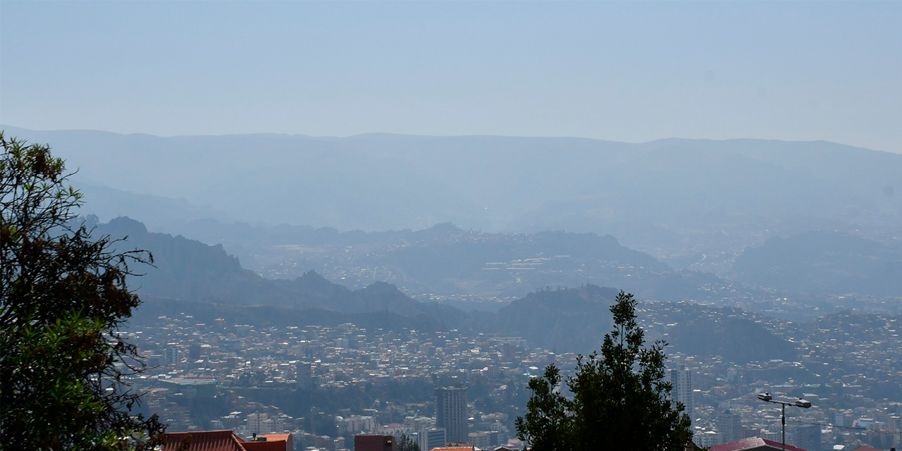 Una densa humareda cubrió estos días la ciudad de La Paz. | Foto: APG