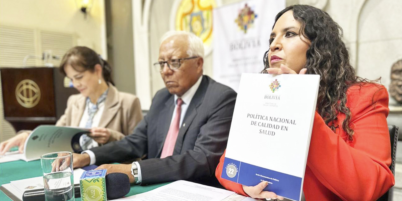 La ministra de Salud y Deportes, Maria Renée Castro, en conferencia de prensa. | Foto: Ministerio de Salud y Deportes