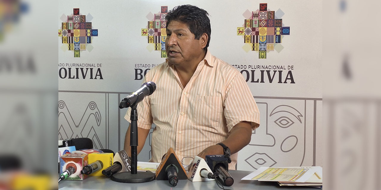 El viceministro de Defensa Civil, Juan Carlos Calvimonetes, en conferencia de prensa. Foto: Ministerio de Defensa.