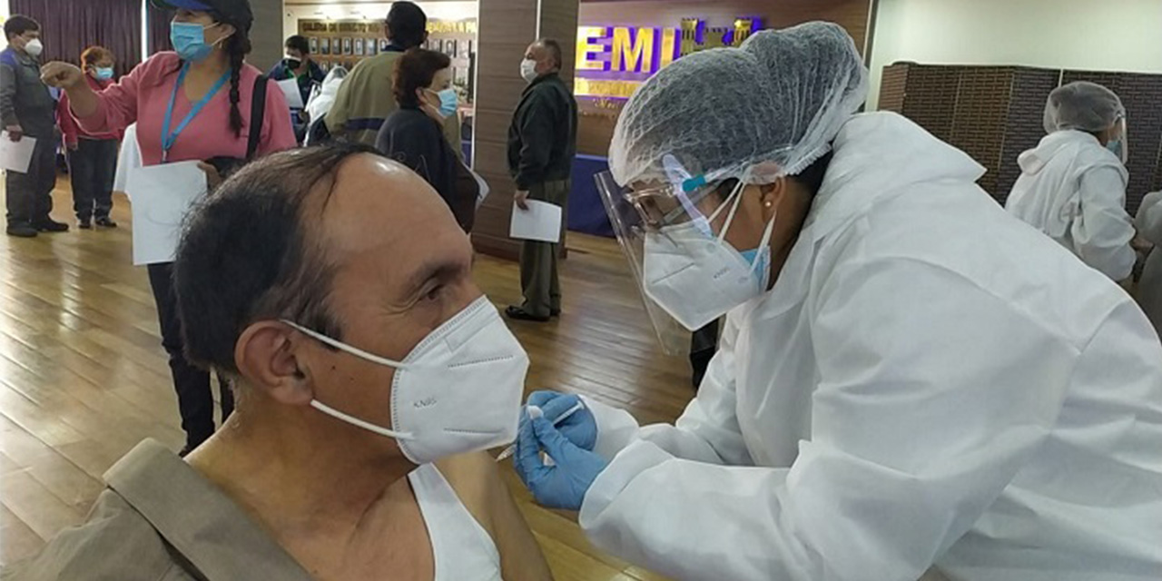 Salud intensifica campaña de vacunación para servidores públicos en todo el país
