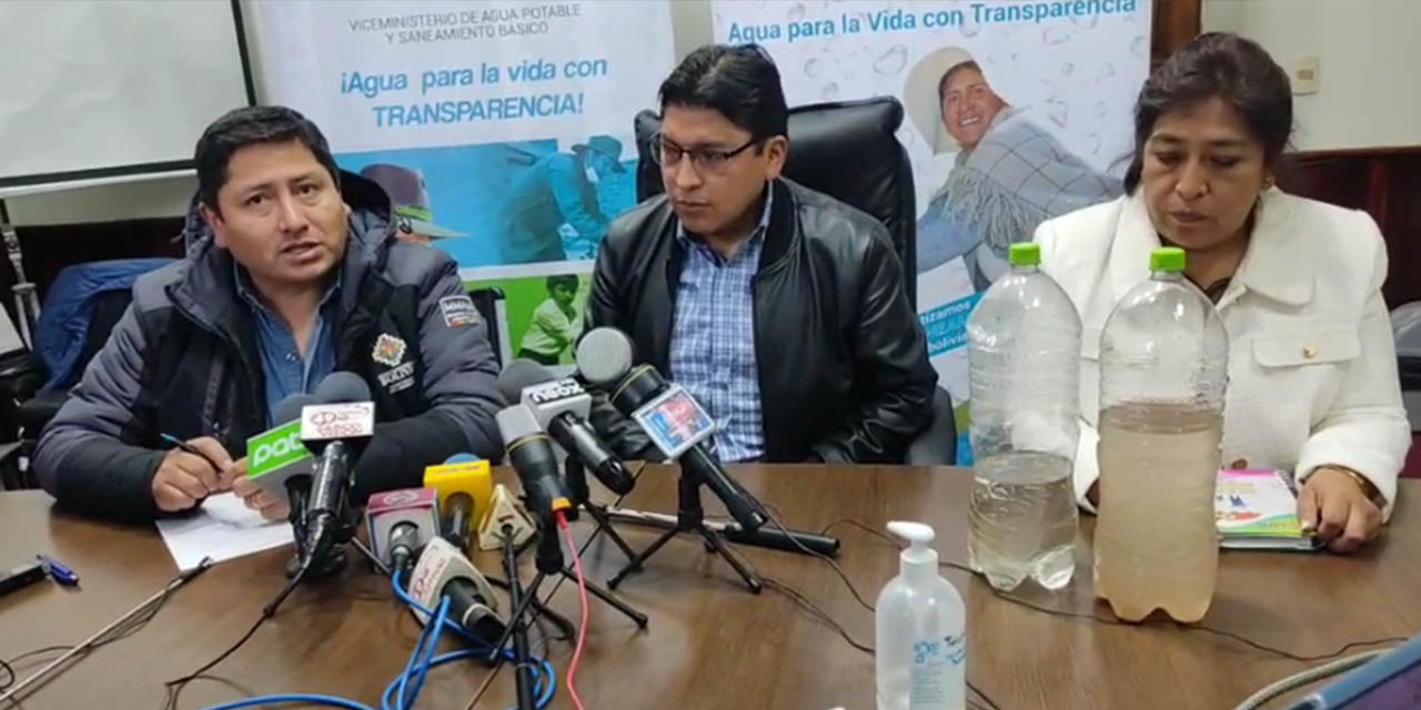 El viceministro Nina junto a autoridades locales de Potosí.