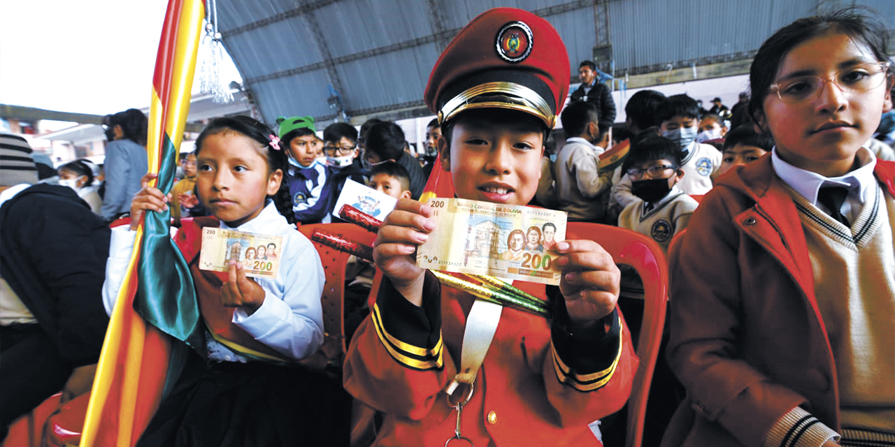 Un estudiante muestra el dinero de su Bono Juancito Pinto.  | Foto: Gustavo Ticona 