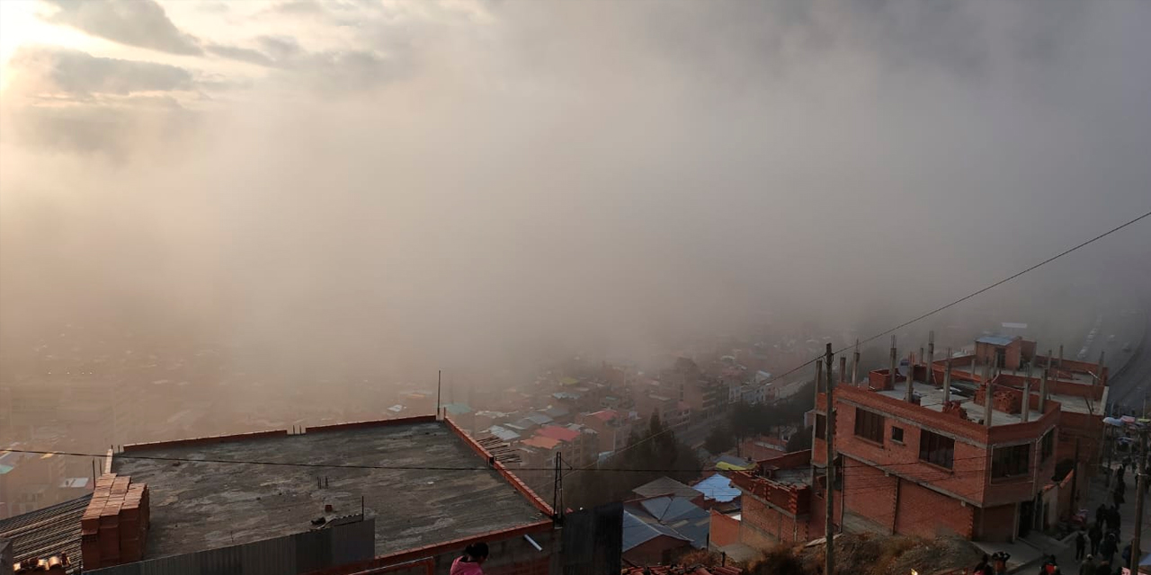 Una imagen de la humareda que cubre la ciudad de La Paz