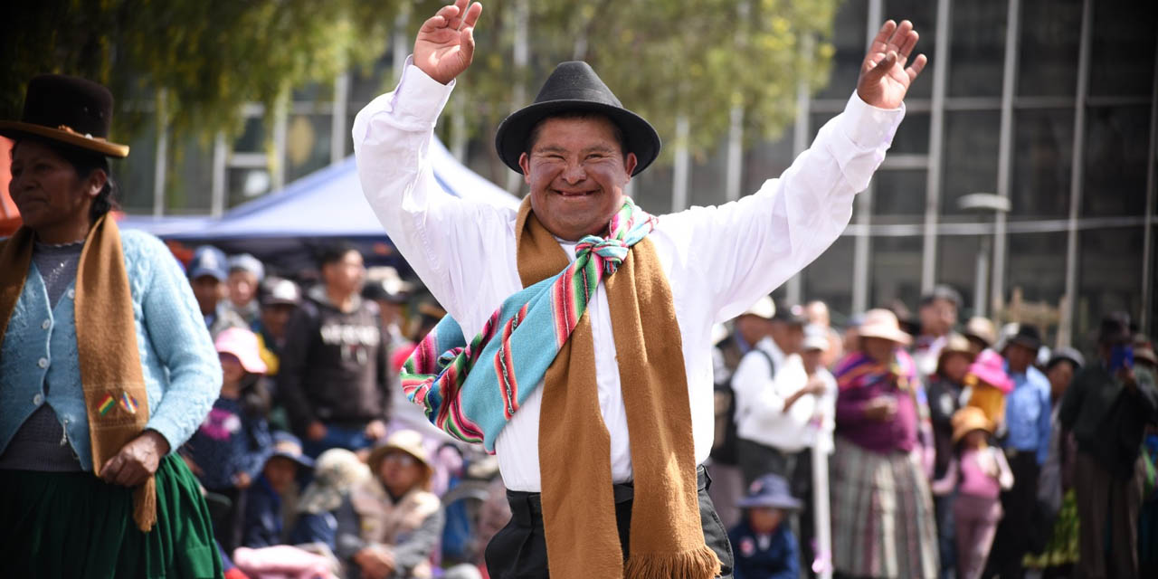 Las personas con discapacidad bailaron diferentes danzas durante el evento. | Foto: APG