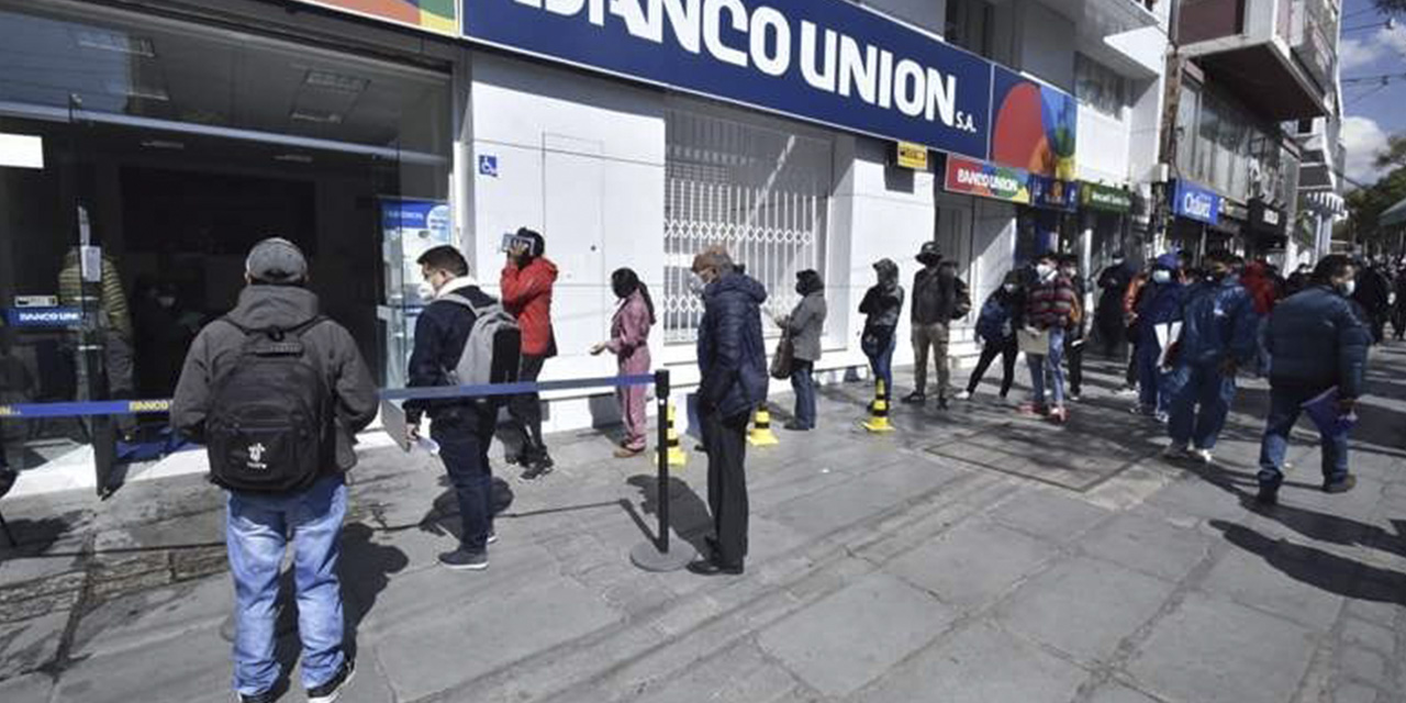 Padres de familia hacen fila para cobrar el Bono Juancito Pinto. | Foto: RRSS