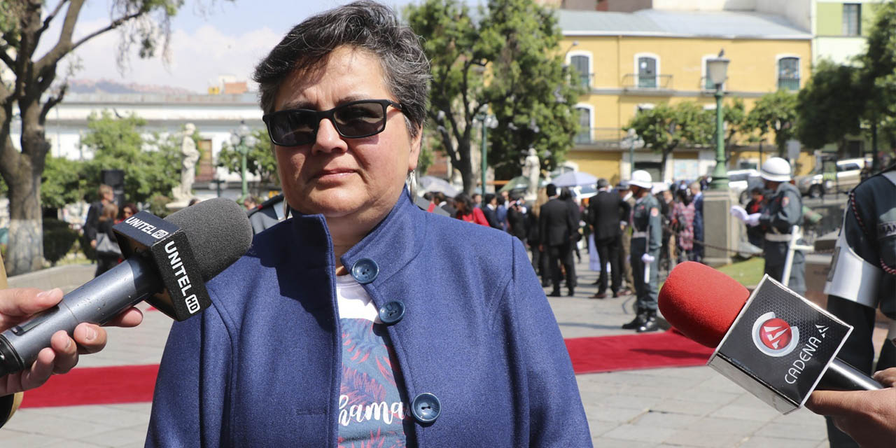 La ministra de Trabajo, Verónica Navia, en contacto con la prensa.