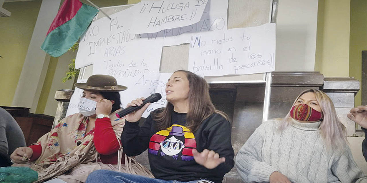 La concejala Roxana Pérez Del Castillo durante la huelga de hambre que se armó contra el aumento de la tarifa de aseo. | Foto: EBC