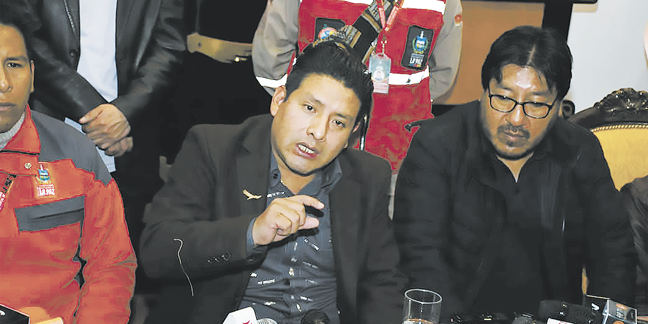 El gobernador de La Paz, Santos Quispe, durante la conferencia de prensa.  | Foto: APG