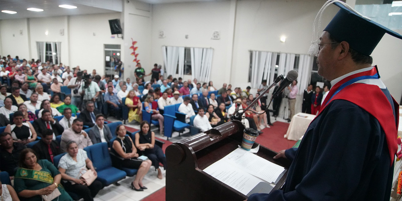 El presidente Luis Arce en su discurso en la Universidad del Beni José Ballivián, la noche del viernes. Fotos: Presidencia