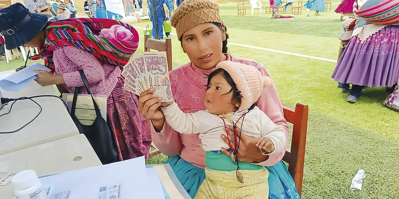 Las madres y menores de dos años se benefician de este bono desde 2009.  | Foto: Programa Juana Azurduy