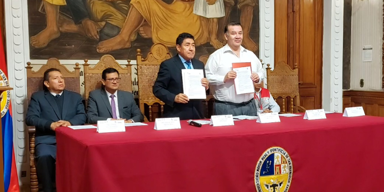 El rector de la universidad y el director del INE suscribieron el convenio.