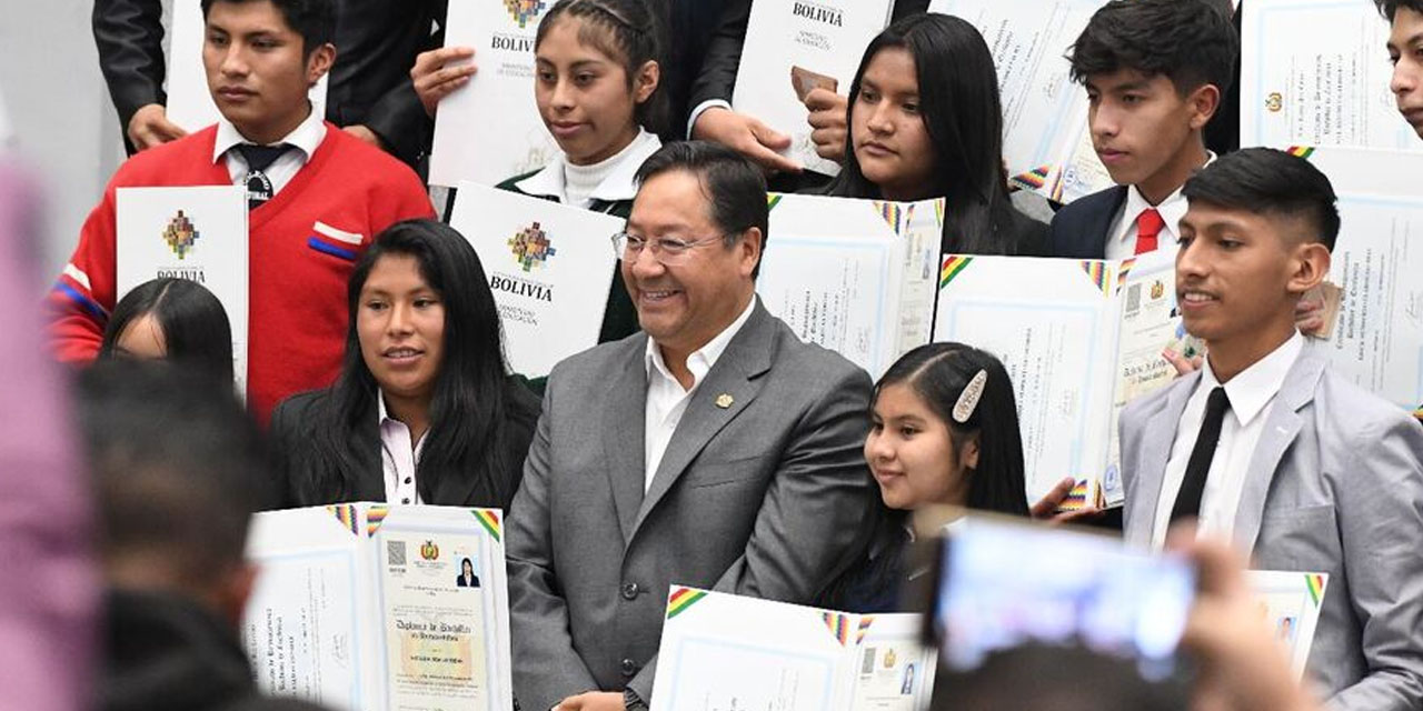 El presidente con bachilleres destacados en 2022. Foto: Archivo ABI