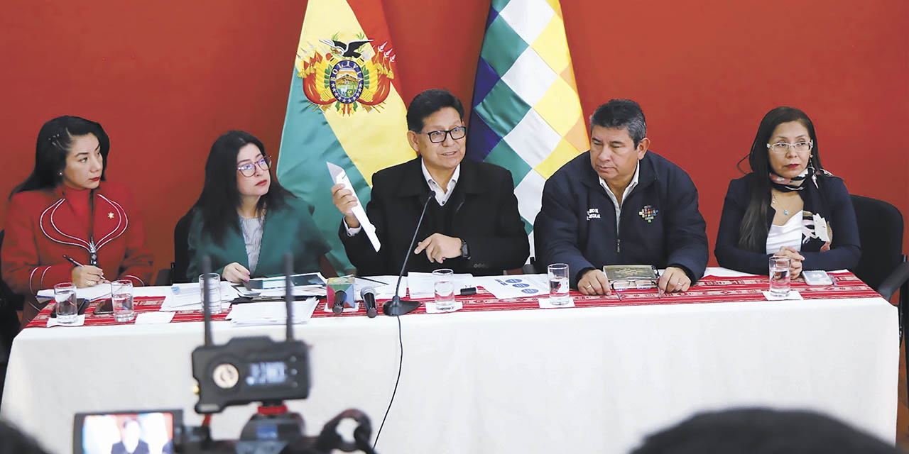 Autoridades ministeriales durante la conferencia de prensa.  | Foto: Ministerio de Educación