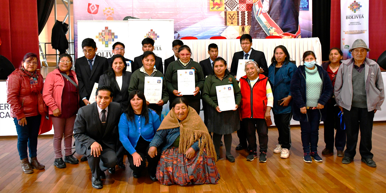 Los trabajadores beneficiados con los certificados de competencias. Foto: MdE