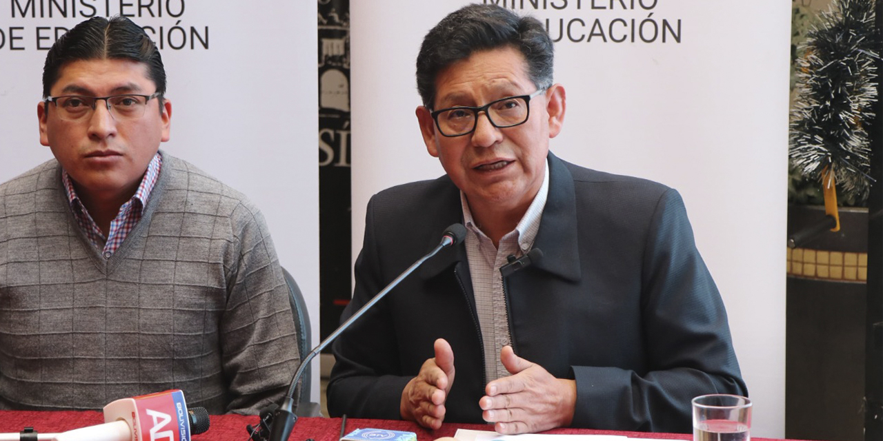El ministro Édgar Pary durante la conferencia de prensa. 